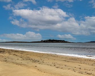 Ocean front cottage with 125 feet of private beach frontage - Phippsburg - Beach