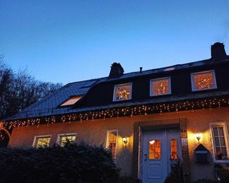 Familienzimmer - Pension Waldsauna - Arnsberg - Gebäude