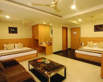Wingston A Treehouse Hotel-Goverdhan - Mathura - Bedroom