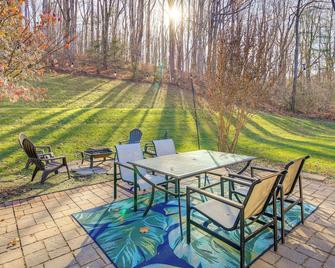 Virginia Escape with Patio and Fire Pit, Near Hiking! - Wytheville - Patio