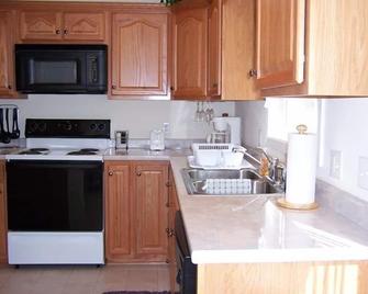 Charming Townhouse! 95/night! - Arden - Kitchen