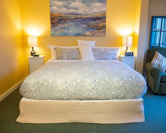 Waterfront View of the Inlet, Short Walk to Town - Tofino - Bedroom
