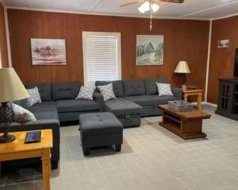 Catfish House-1 bedroom with spacious free parking - Grenada - Living room