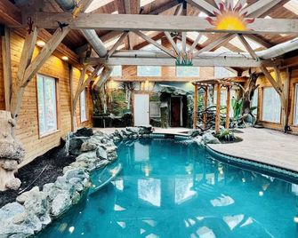 Private Country Paradise With Beautiful Indoor Pool And Spa. Pet Friendly - Cave Junction - Pool