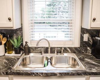 Beautifully Renovated Lancaster Apt - Lancaster - Kitchen
