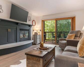 Upscale Couple's Getaway Hot Tubs - Driggs - Living room