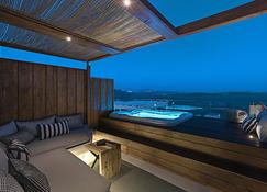 3 Elements by Stylish Stays - Oia - Balkon