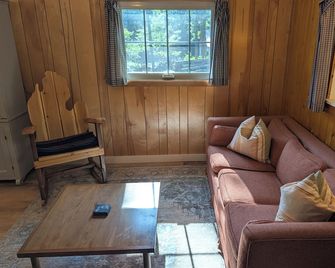 The Higgins Lake Hideaway - Super Cute! - Roscommon - Sala de estar
