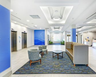 Holiday Inn Express & Suites Woodstock South by IHG - Вудсток - Лоббі