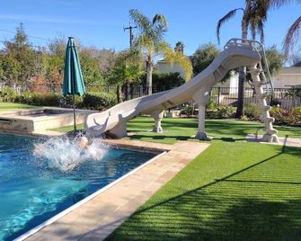 Nearly an acre with pool near Solvang - Solvang - Pool