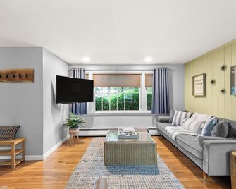 Modern Beach & Pond Getaway; Heart of Cape Cod - South Yarmouth - Sala de estar