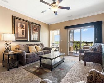 Private Balcony and Sunroom Retreat - Stunning Lake View Oasis - Branson - Sala de estar