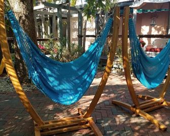 Hemingway Caribbean Townhome/Private Pool by Beach,Key West charm,free parking - Key West - Patio