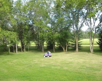 Private 3.5-Acre Athabasca Farmhouse Stay | Family Campfires, Atvs & Snowmobiles - Athabasca