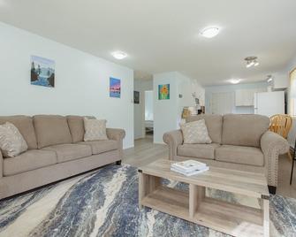 Forest Edge-Chesterman, Od Shower, Firepit, Bike Path - Tofino - Wohnzimmer