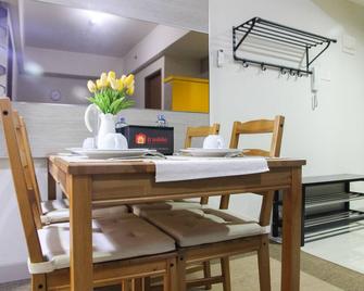 1BR with Extra Balcony The Oasis Cikarang Apartment By Travelio - Cikarang - Dining room