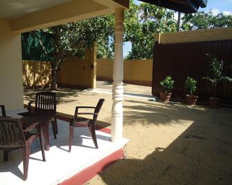 New Sanmi Resort - Colombo - Patio