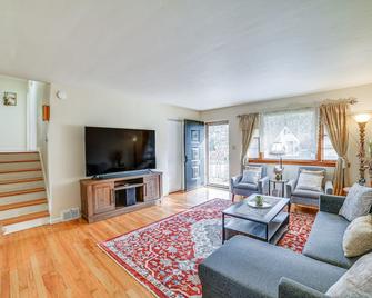 New York Abode: 2 Mi to Binghamton University! - Binghamton - Living room