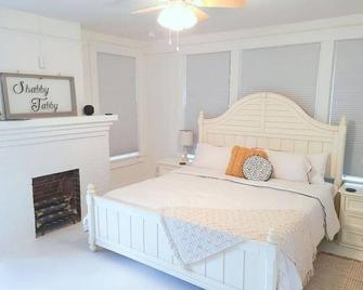 1 bdrm upstairs unit near downtown w/ free - Hot Springs - Bedroom