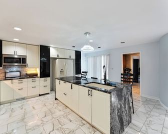 Luxury Bay Shore Home - Bay Shore - Kitchen