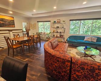 The Bradley House - Beautiful & Spacious Home - Near Campus & Stadium - Manhattan - Pokój dzienny