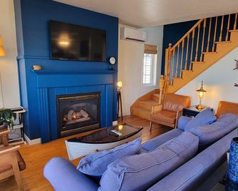 The Ledges Resort and Marina, Harbor House - Alexandria Bay - Living room