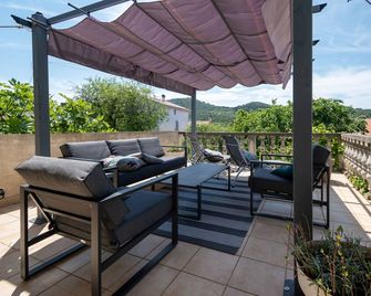 Apartments with WiFi Sali, Dugi otok - 8189 - Sali - شرفة