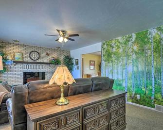 Bryce Canyon Area House w/ Mountain Views! - Tropic - Pokój dzienny