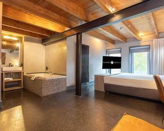 Unique Getaway: Castle Views from Historic Grain Warehouse - Coevorden - Habitación