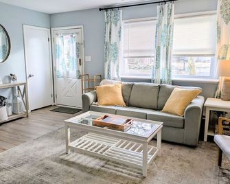Little Beach House pet friendly 1 block to beach - Villas - Living room