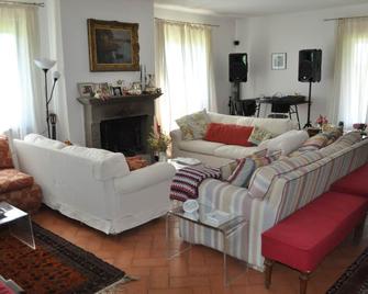 Farmhouse near the National Golf - Nepi - Sala de estar
