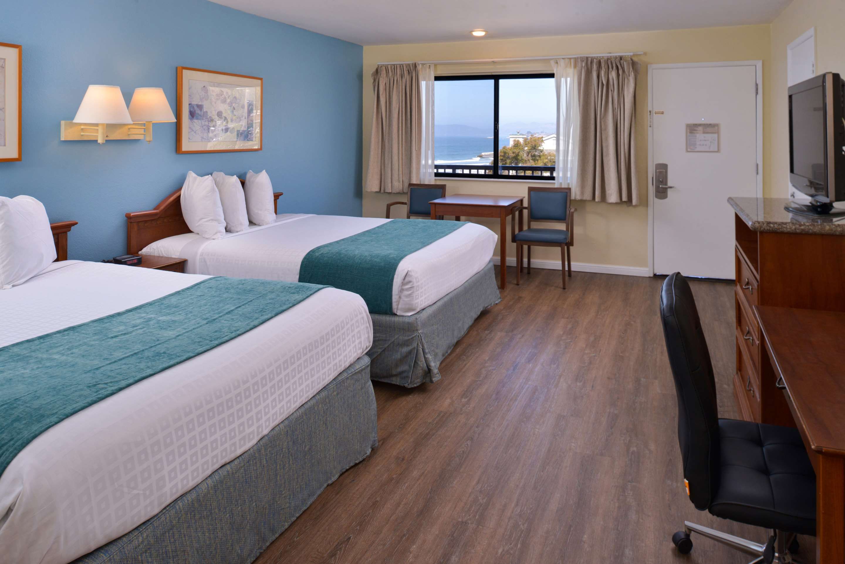Edgewater Inn And Suites - Pismo Beach - Bedroom