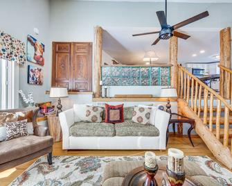 Vintage Larkspur Farmhouse w/ Yard & Gas Grill! - Larkspur - Living room