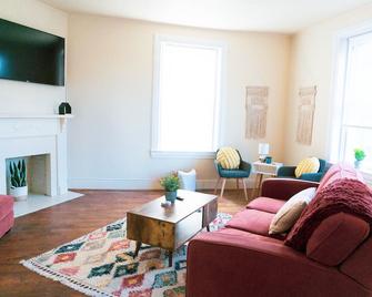 Sunny Apt In Dt Charles Town Near Harpers Ferry - Charles Town - Soggiorno