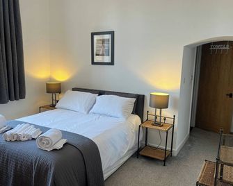 Barnstaple - apartment- Sleeps 2 - Parking - Barnstaple - Bedroom