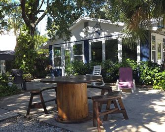 Weeki Wachee, Florida Entire Home on Natural Spring - 2 Bed 2 Bath - Weeki Wachee - Patio