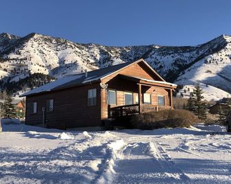 Relaxing 5-star Yellowstone getaway; convenient location; Wow 360° views - Island Park - Gebäude