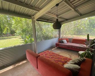 Red Dog's Retreat and Pup with a pool, WiFi & ocean views, sleeps 6 - Dundee Beach - Patio