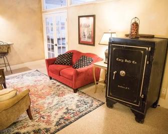 Letson Loft Hotel - Bisbee - Living room