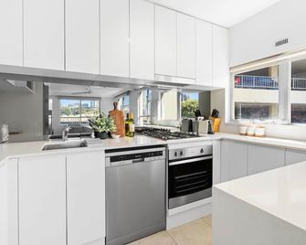 Sydney Harbourside Apartment - Sydney - Kitchen