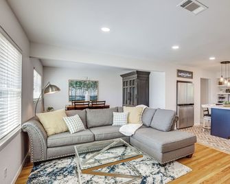 Pet-Friendly Tomball Cottage: Steps to Downtown! - Tomball - Obývací pokoj