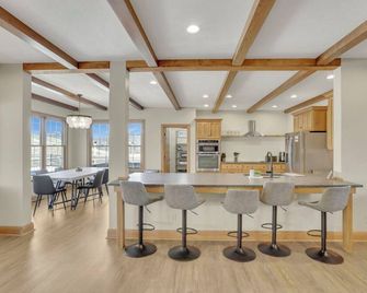 Spacious Getaway for 22 w/ Pool, Hot Tub & Huge Game Room – Perfect for Groups! - Logan - Кухня