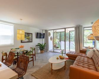Modern, Romantic Vibes In The Tropics - Kahuku - Living room