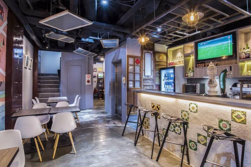 أولد دور هوستل آند بار