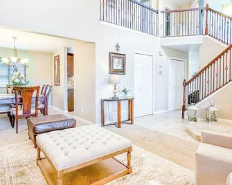 Pine & Peak - Bright, Airy Home w/ Big Views in Peaceful Family Area - Colorado Springs - Ruang tamu