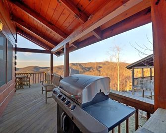 Hot Tub, Views & Biltmore Pass | Pet-Friendly | 8 mins to Hatley Pointe - Mars Hill - Balcony