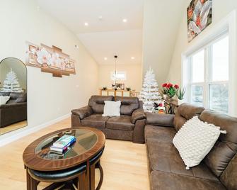 60-3 3BR Boston - Sleek Apartment near Franklin Park - Boston - Living room