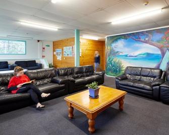 Pacific Coast Lodge and Backpackers - Mount Maunganui - Living room