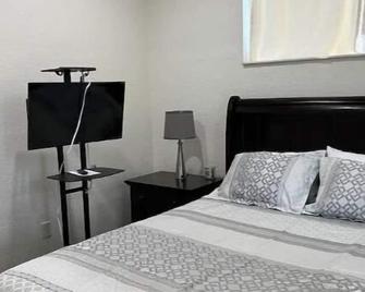 Cute Lake Themed InLaw Suite with Trails in Peaceful Setting - Plant City - Bedroom