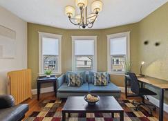 Cozy Large House Close To Tufts/Harvard/Mit 4br - Medford - Vardagsrum